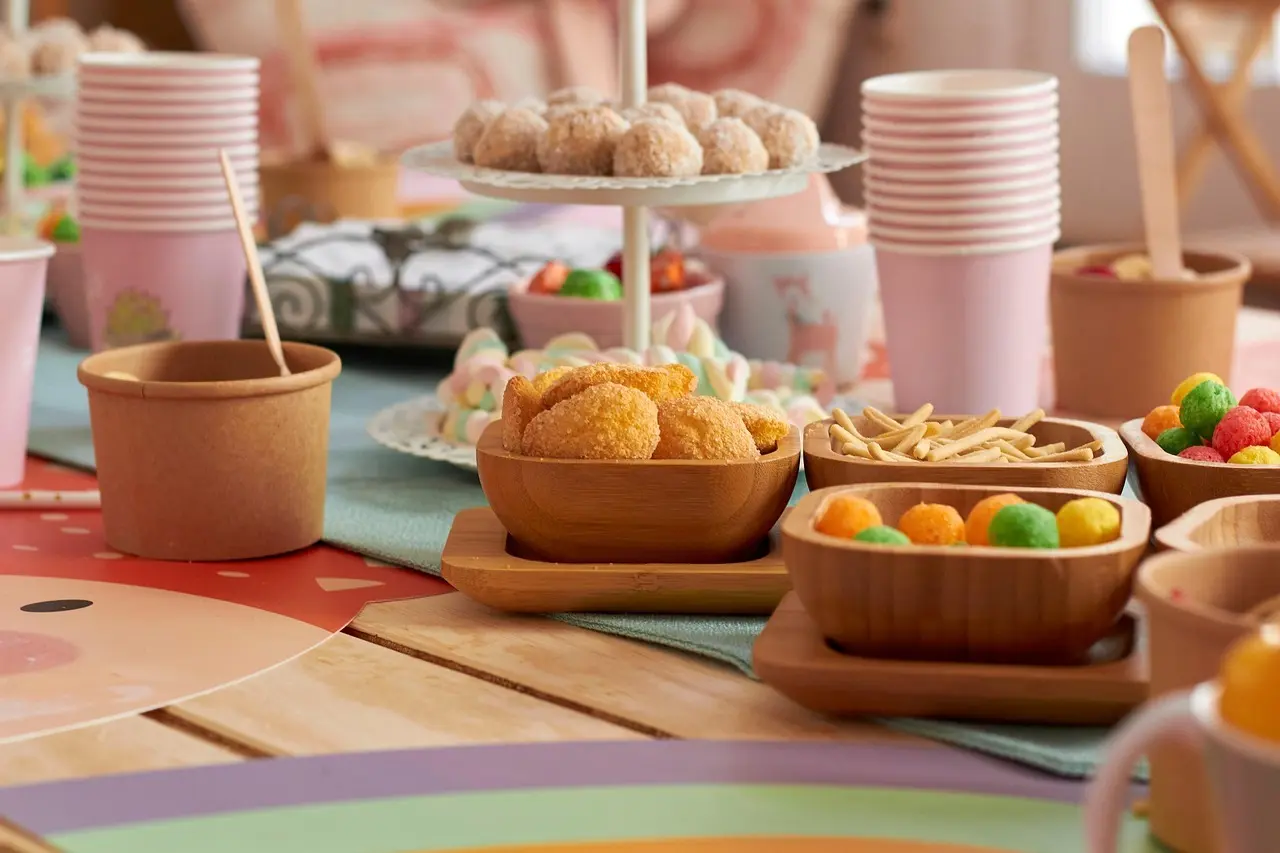 Festligt bord med snacks og service